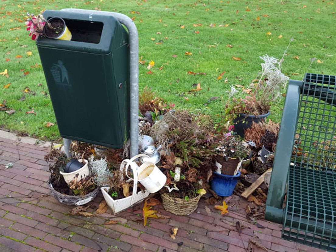 Mandjes en ornamentjes bij de afvalbak