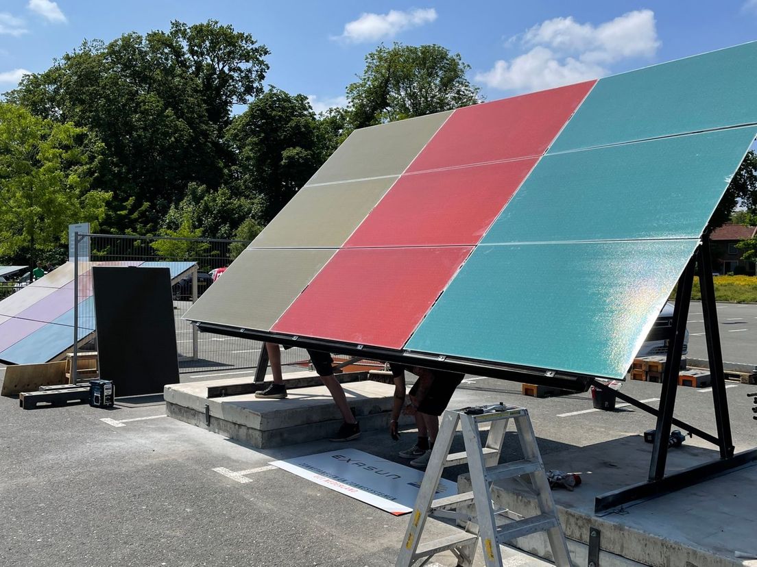 De zonnepanelen hebben de kleur van de landschappen
