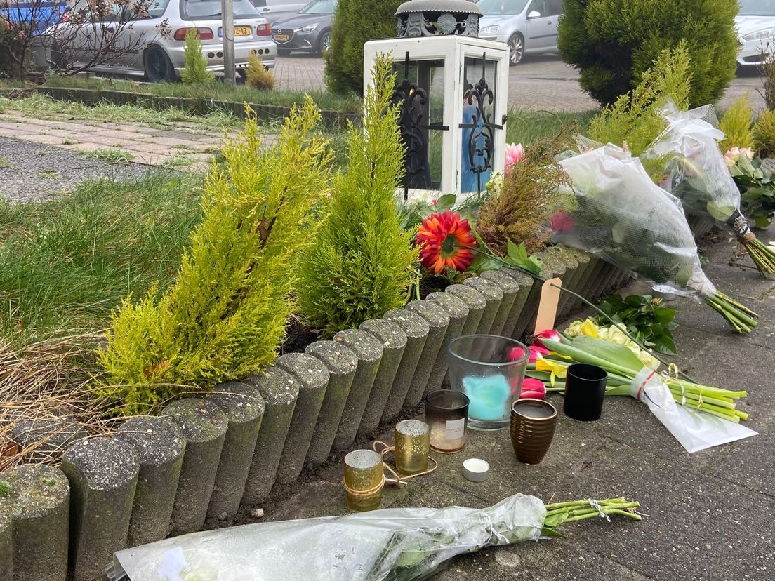 In Abbenbroek worden bloemen gelegd bij het huis van de vermoorde Rachel
