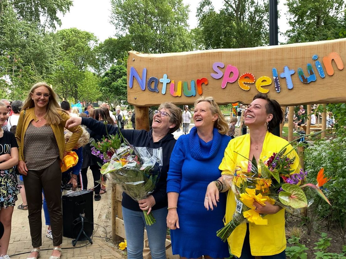 Blijdschap alom bij de initiatiefnemers en wethouder Laan bij de opening van de natuurspeeltuin