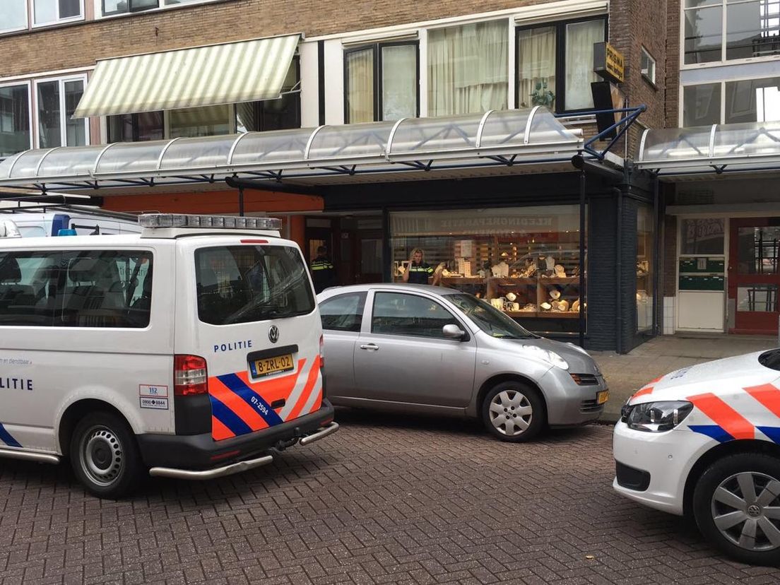 De daders graaiden geld en sieraden mee.