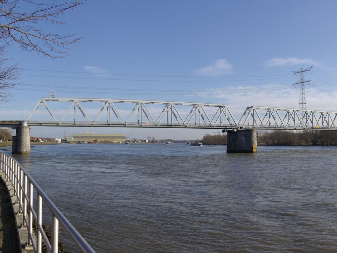 De baanhoekbrug tussen Sliedrecht en Dordrecht. Dit wordt het tracé van de nieuw te leggen leiding.