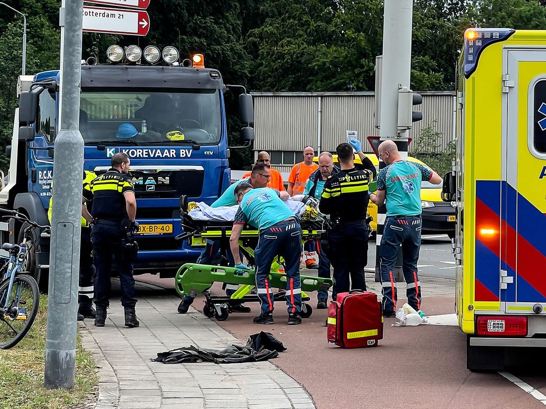 Een fietser en vrachtwagen kwamen met elkaar in botsing.