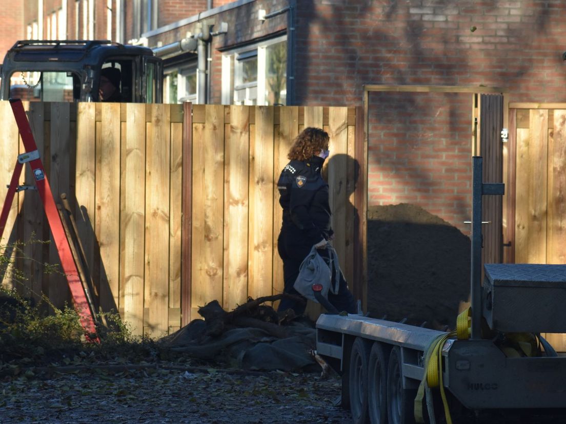 Politie zoekt in Bergschenhoek in een tuin aan de Zonnebaars