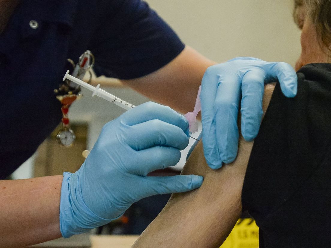 Een bewoner van een verpleeghuis krijgt een vaccinatie tegen het coronavirus, ter illustratie