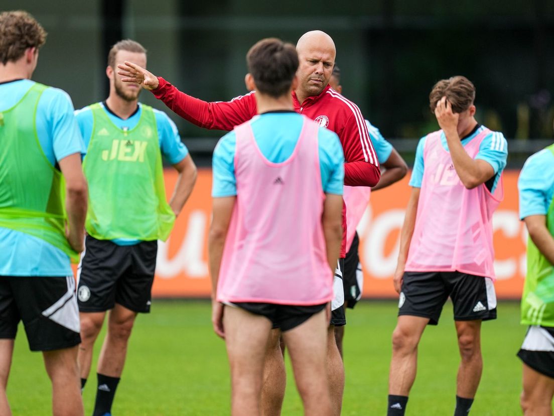 Arne Slot tijdens de eerste training van Feyenoord in het nieuwe seizoen