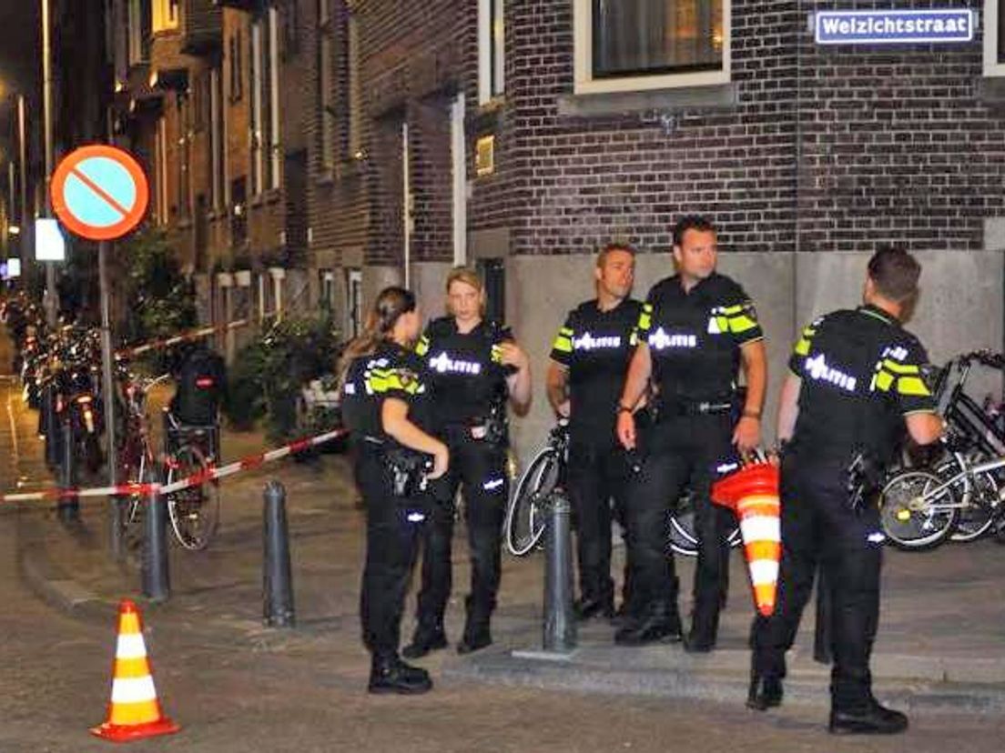 Agenten bij de Essenburgstraat na de fatale schietpartij