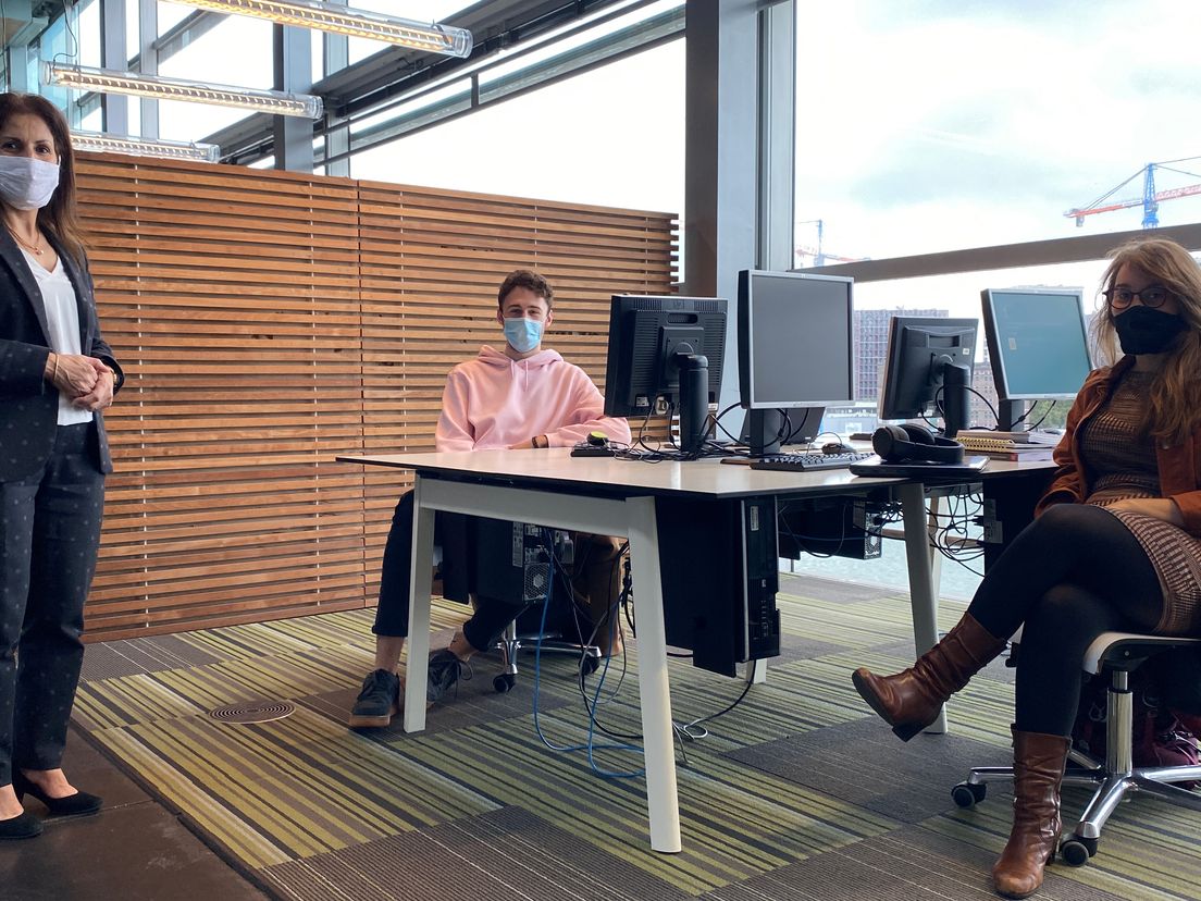 Locatiedirecteur Nahied Rezwani met twee studenten Jeremy en Laura