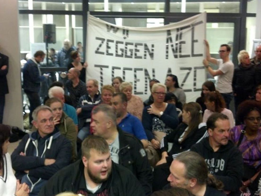 Protest bij commissie over azc Rotterdam-Beverwaard in oktober 2015