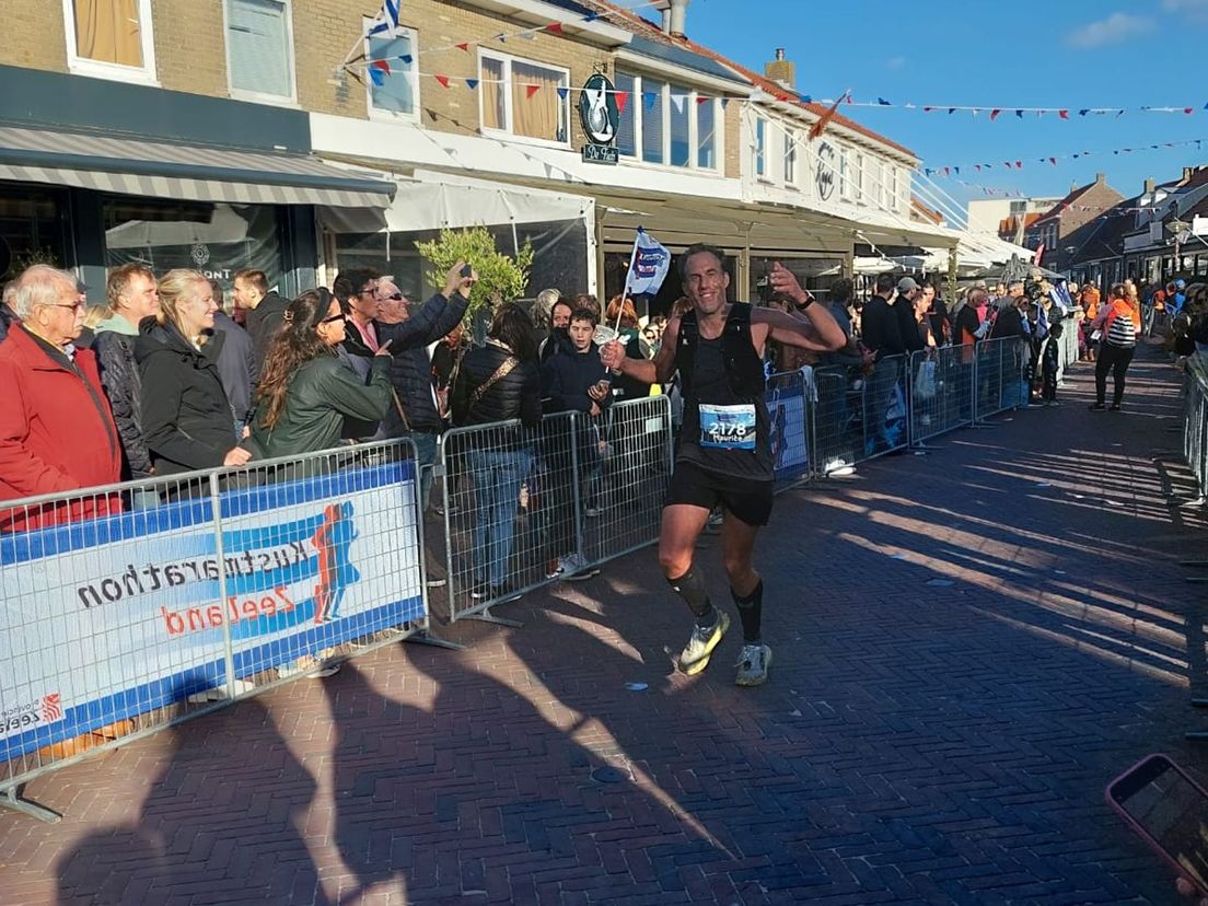 Gehaald! Maurice bereikt de finish in Zoutelande.