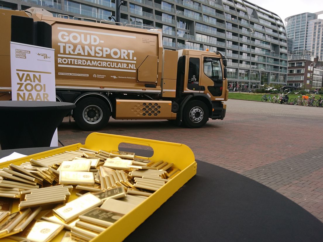 gouden vuilniswagens halen afval op in Rotterdam