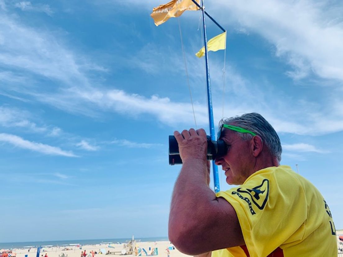 Strandwacht Dirk van Oosten op het Hoekse strand.