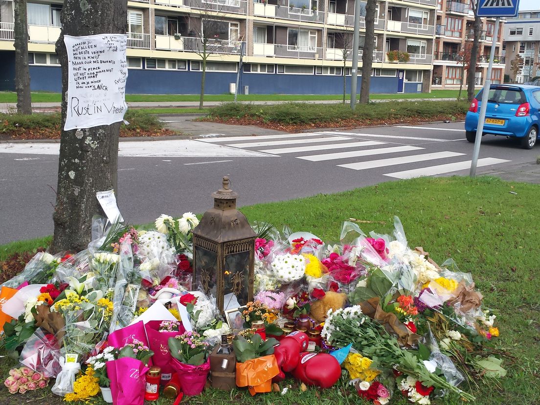 Bloemen op de plaats van de fatale aanrijding in Schiedam