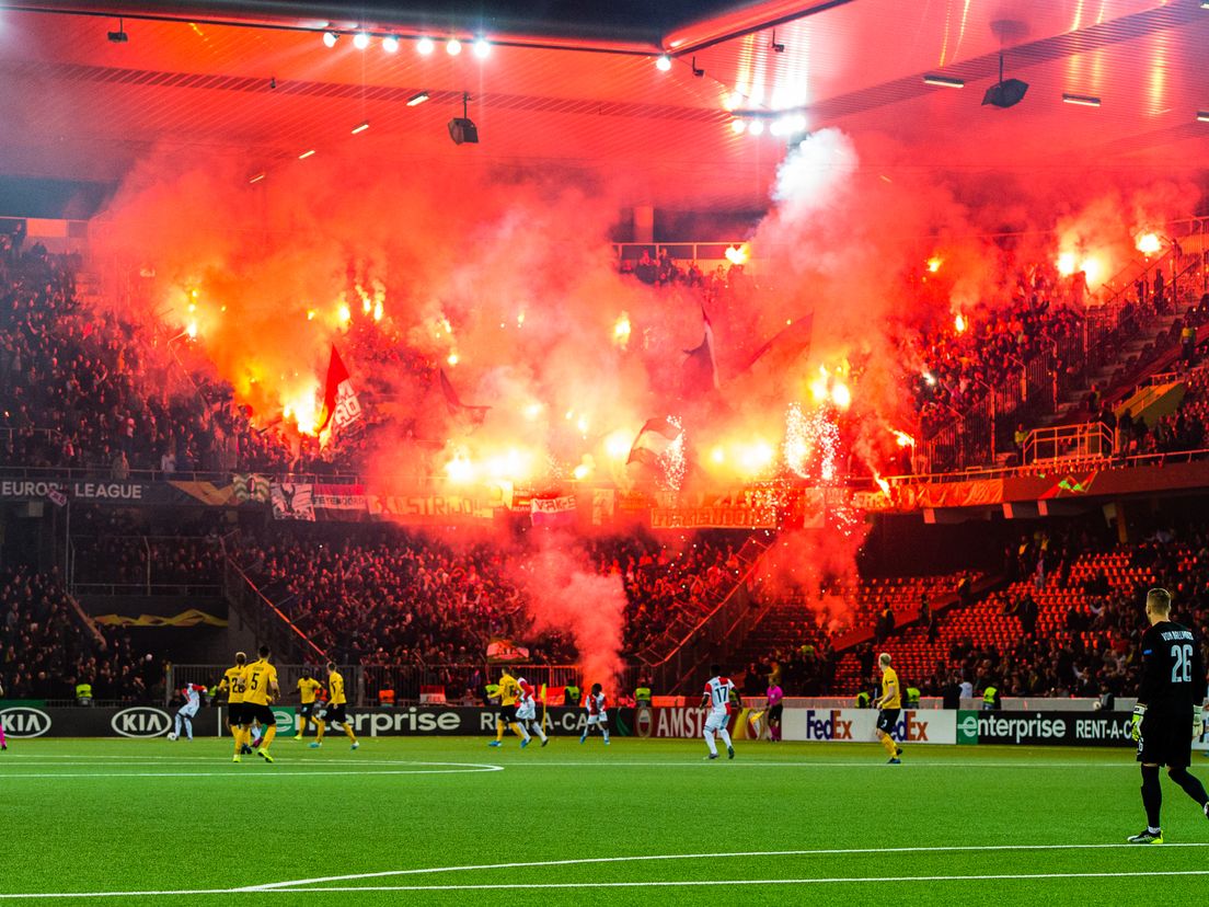 Vuurwerk tijdens Young Boys-Feyenoord (Bron: VK Sportphoto - Yannick Verhoeven)