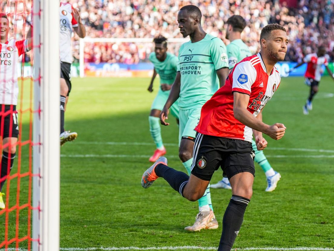 Cyriel Dessers maakt de 2-2 voor Feyenoord in de slotfase tegen PSV
