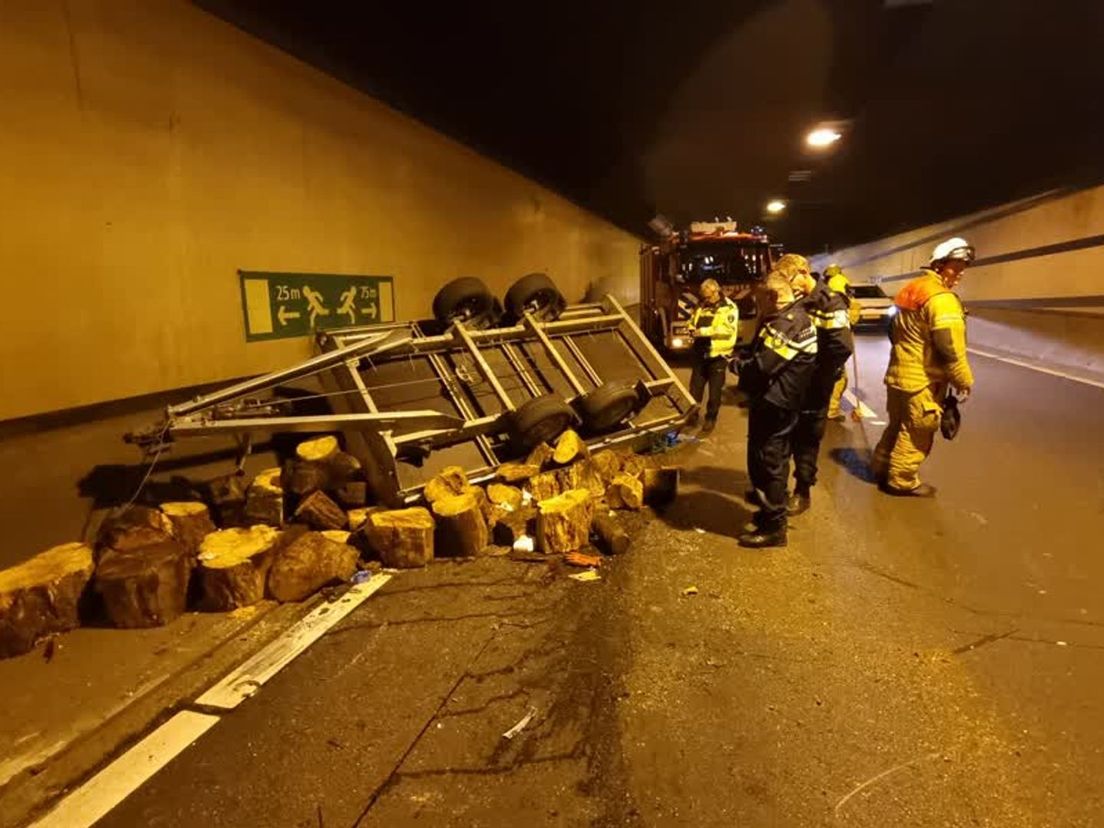 In de rechtertunnelbuis van de Drechttunnel liggen veel houtblokken op de weg