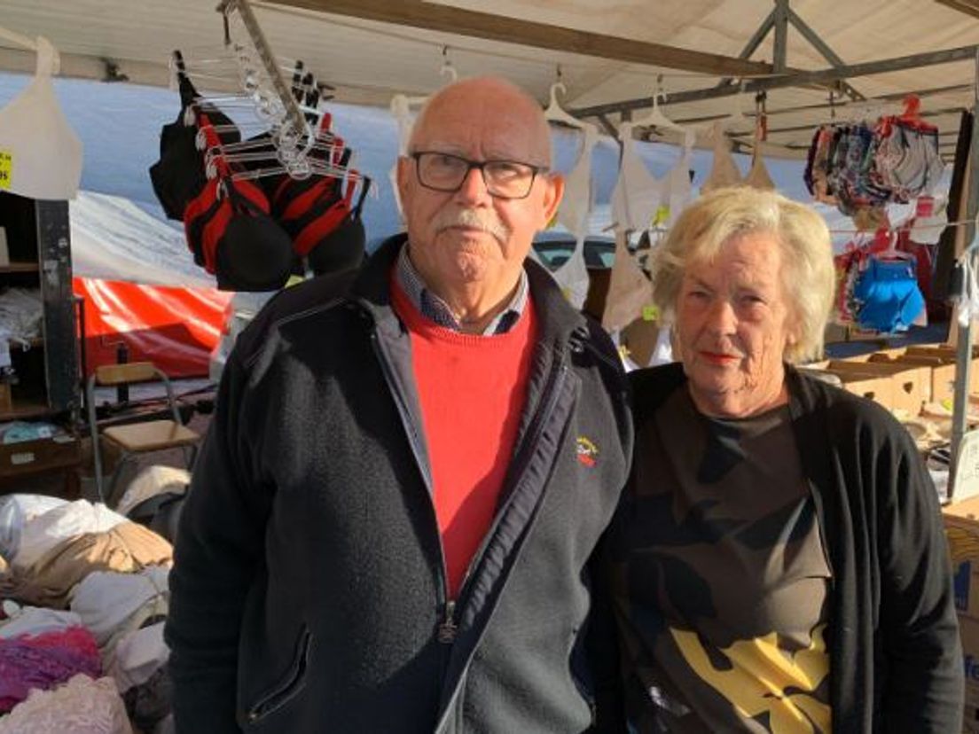 Dirk in 't Veld en zijn vrouw Thonny op de markt in Zwijndrecht