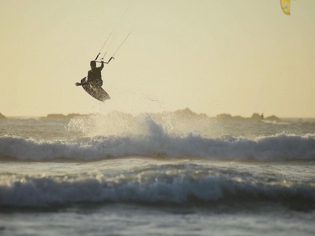 Willem Hooft trotseert de golven als zittende kitesurfer