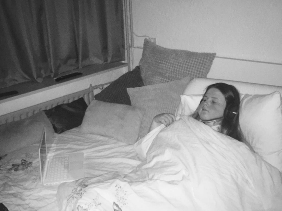 Amy in bed op haar kamer