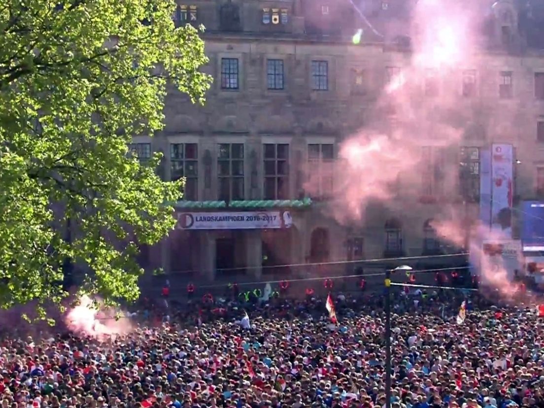 Sfeer is goed op de Coolsingel