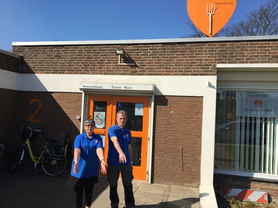 Voedselbank/kringloopwinkelvrijwilligers de Boer en de Regt op de plek waar hun bakfiets is ontvreemdt