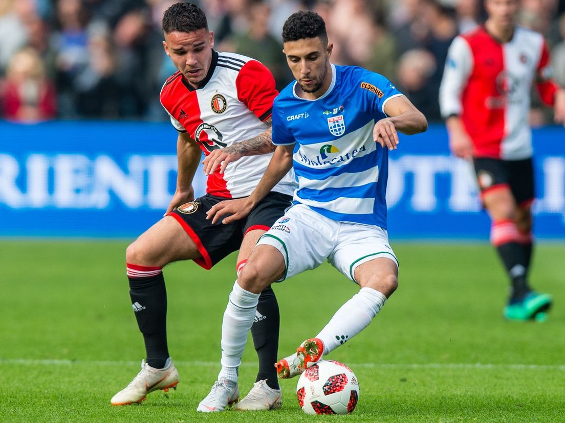 Younes Namli in 2018 namens PEC Zwolle in duel met Calvin Verdonk van Feyenoord