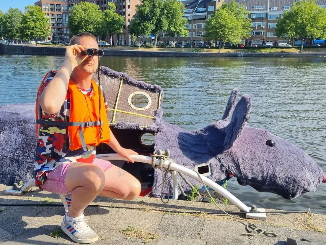 Kunstenaar Maarten Bel bouwde een rattenboot