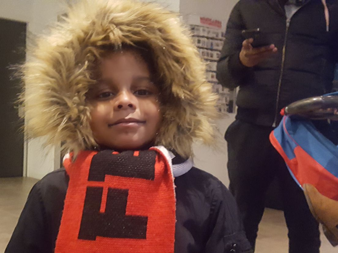 Deze jonge Feyenoord-supporter had een andere avond dan gepland.
