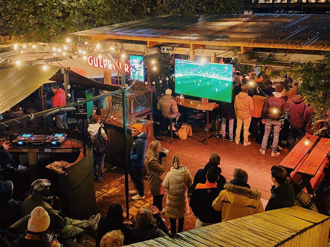 De bezoekers bij de Biergarten tijdens de tweede helft van Senegal-Nederland