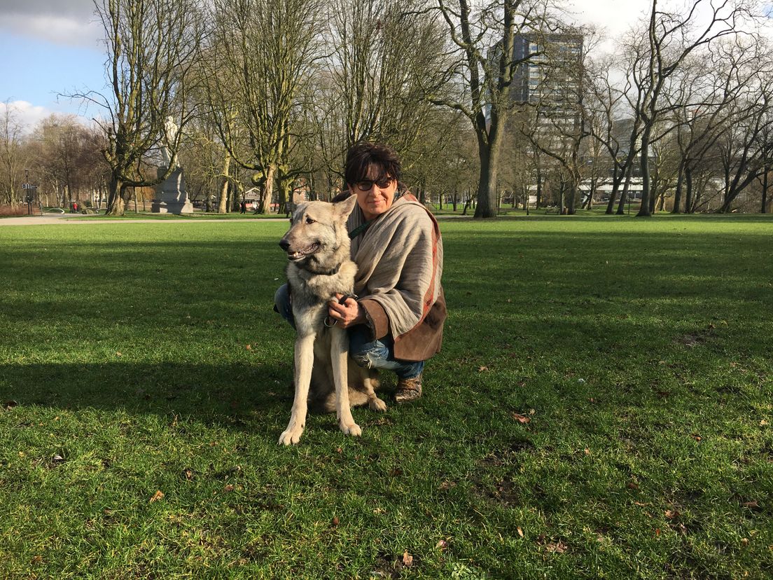 Frédérique Spigt met hond Monk in het park