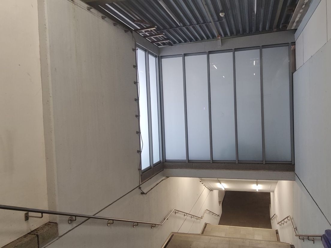 De plek bij station Marconiplein waar de man klem kwam te zitten