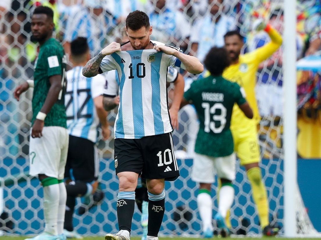 Frustratie bij Lionel Messi nadat hij een vrije trap over heeft geschoten tegen Saudi-Arabië