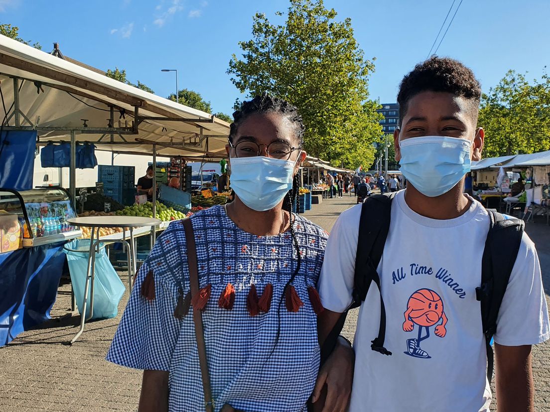 Bezoekers van de markt op het Afrikaanderplein dragen mondkapjes