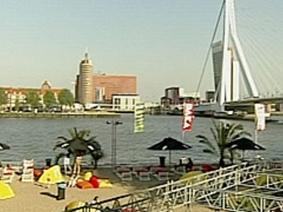 Strand aan de Maas geopend in 2004: foto Rijnmond.nl