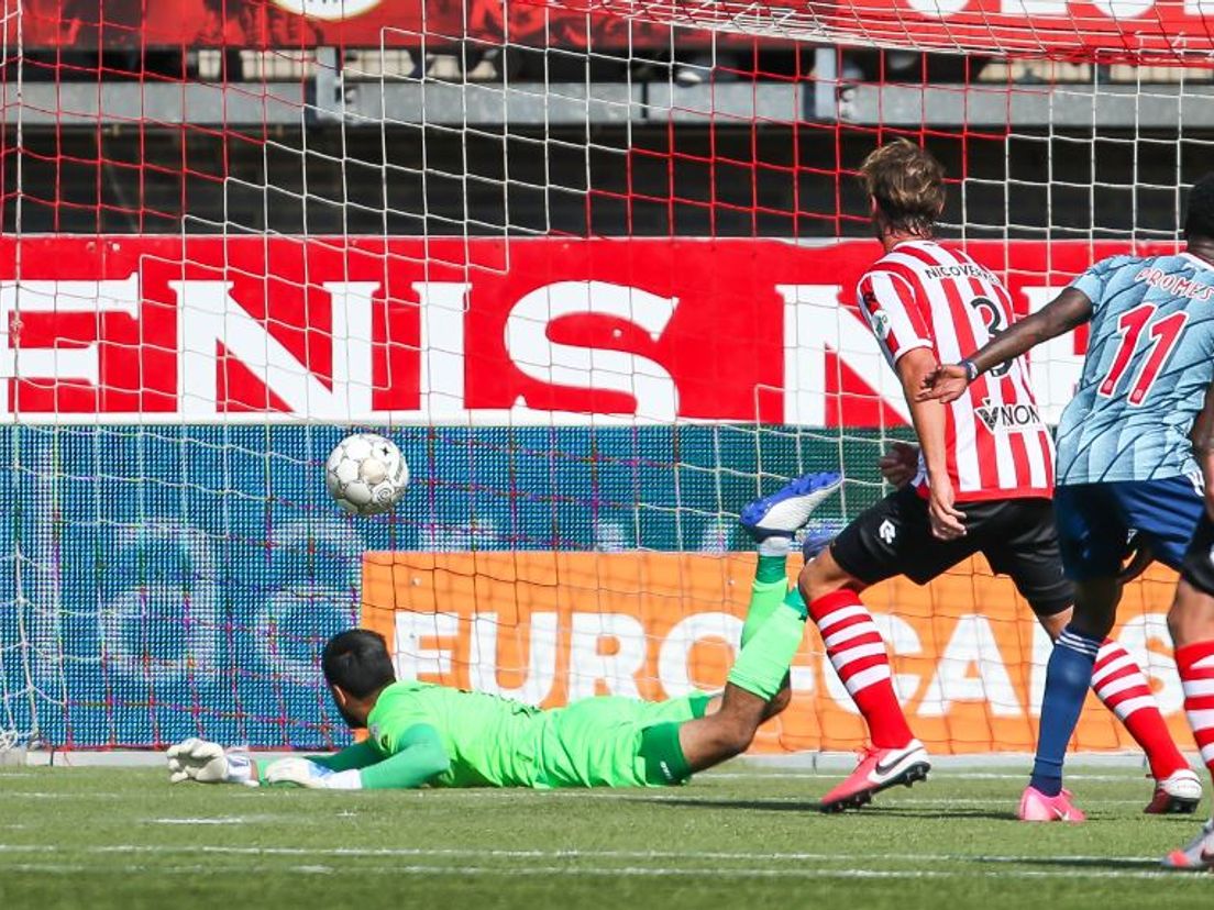 De winnende treffer van Antony verdwijnt achter Van Leer in het doel. (VK Sportphoto - Mischa Keemink)