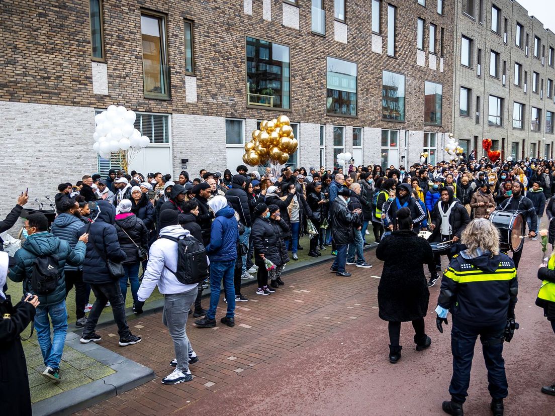Familie en vrienden tijdens stille tocht bij Laan op Zuid in Rotterdam