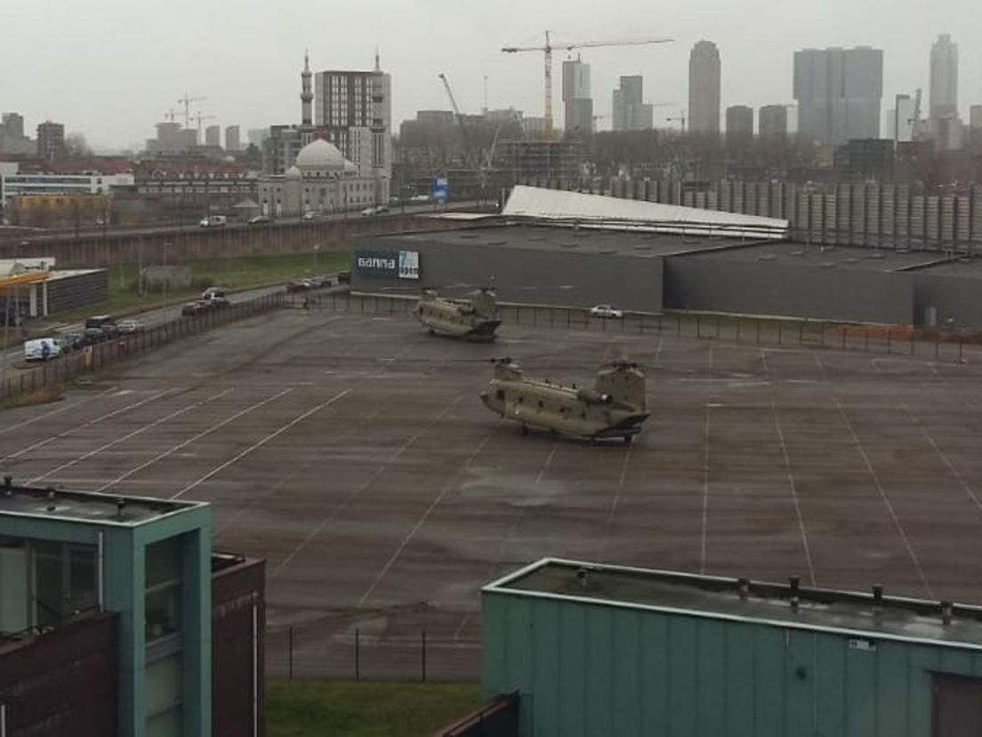 Helikopters landen op Feyenoord parkeerplaats naast Gamma