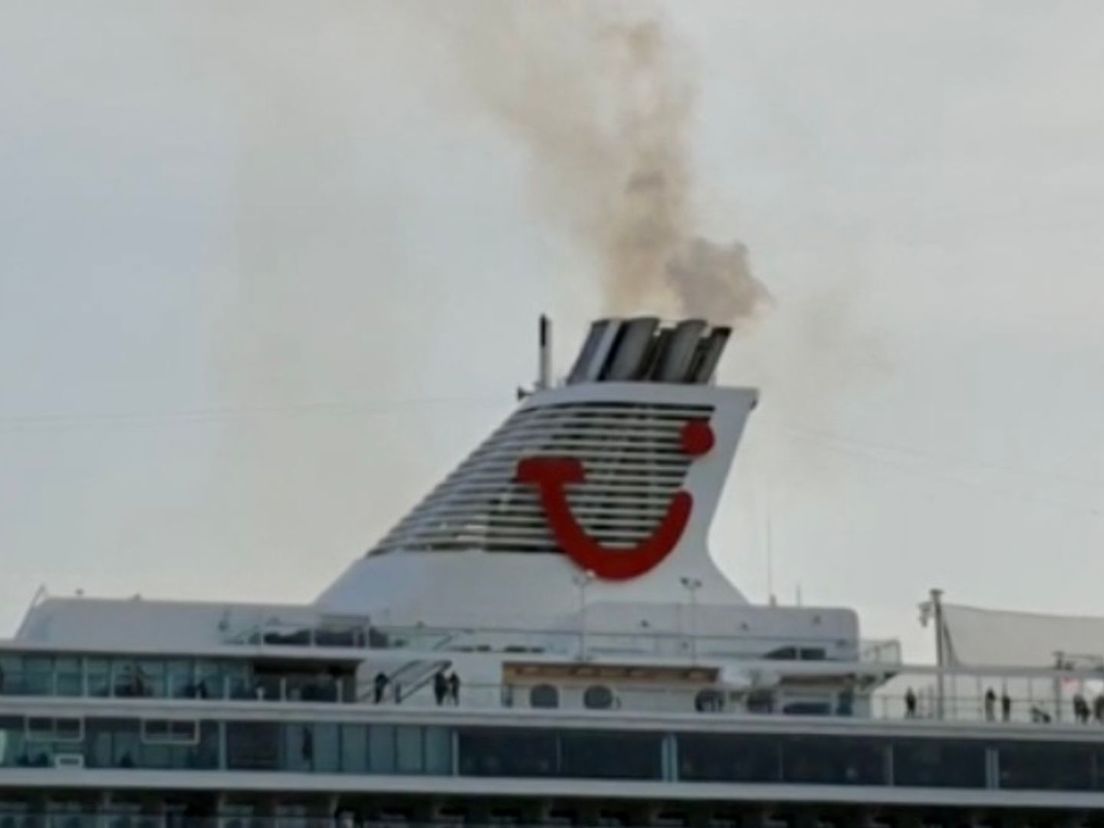 Mein Schiff 3 walmt zwarte rook uit bij het keren in de Waalhaven