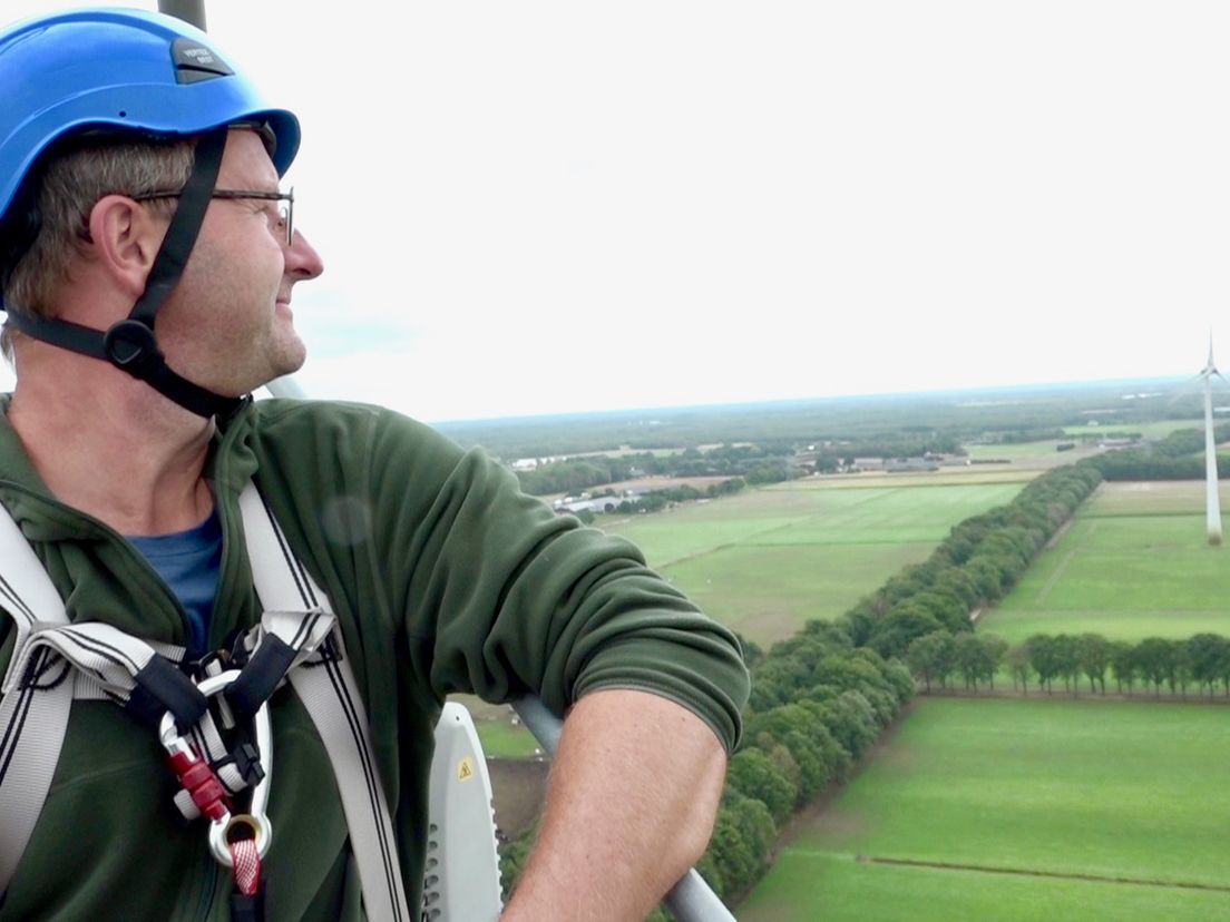 Andres Bauer op honderd meter hoogte bovenop de coöperatieve windmolen in Limburg
(Rechten: Steven Stegen / RTV Drenthe)
