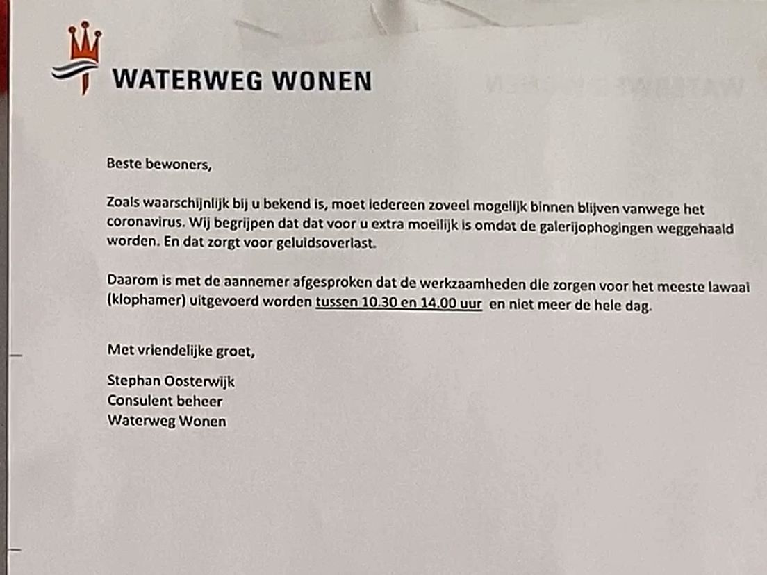 Via de website en in de hal maakt Waterweg Wonen maatregelen bekend om de overlast te beperken