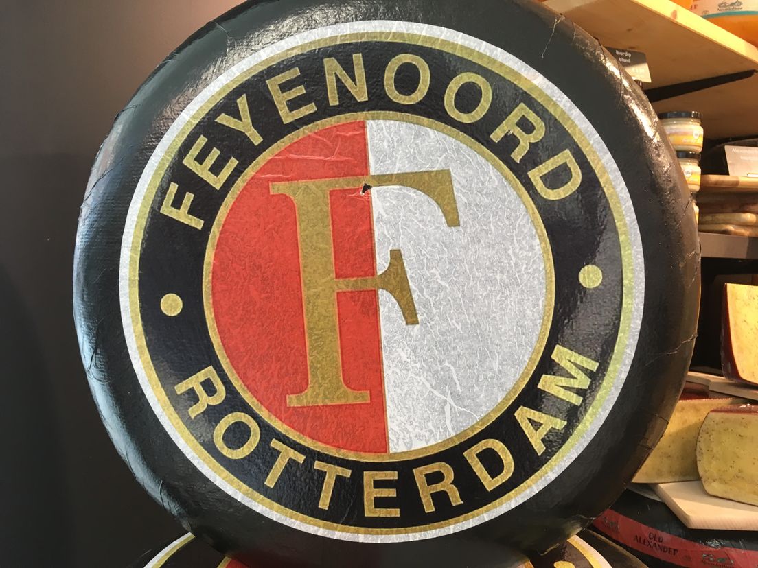 De Feyenoord-Kaas in de etalage van Alexanderhoeve