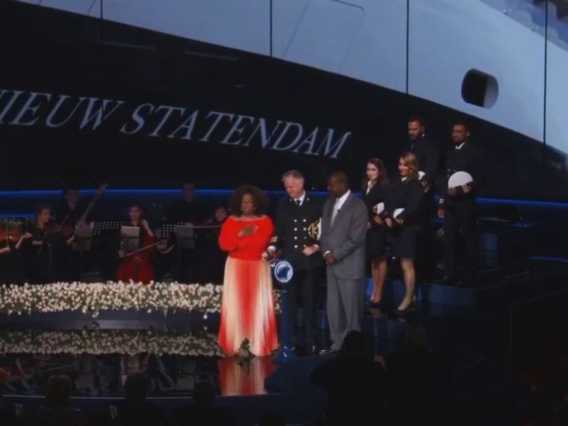 Screenshot: Oprah doopt het schip.