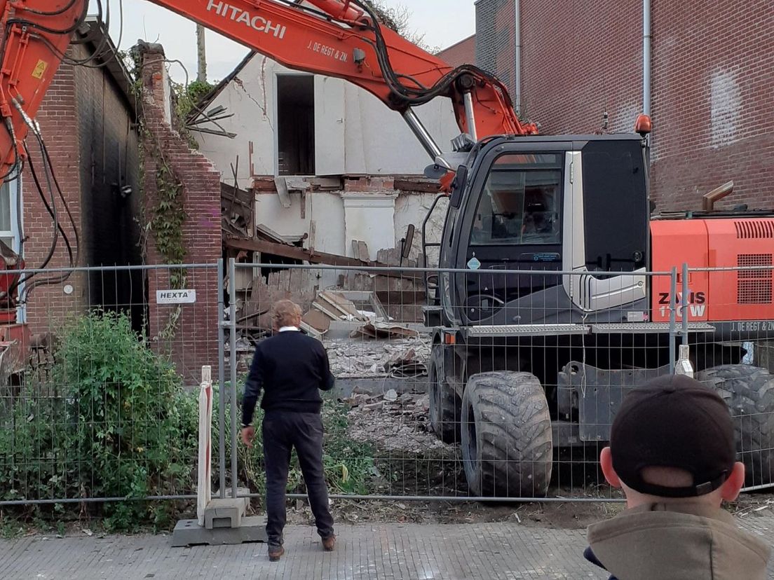 Een leegstaand pand in Oud-Beijerland stortte zaterdag in
