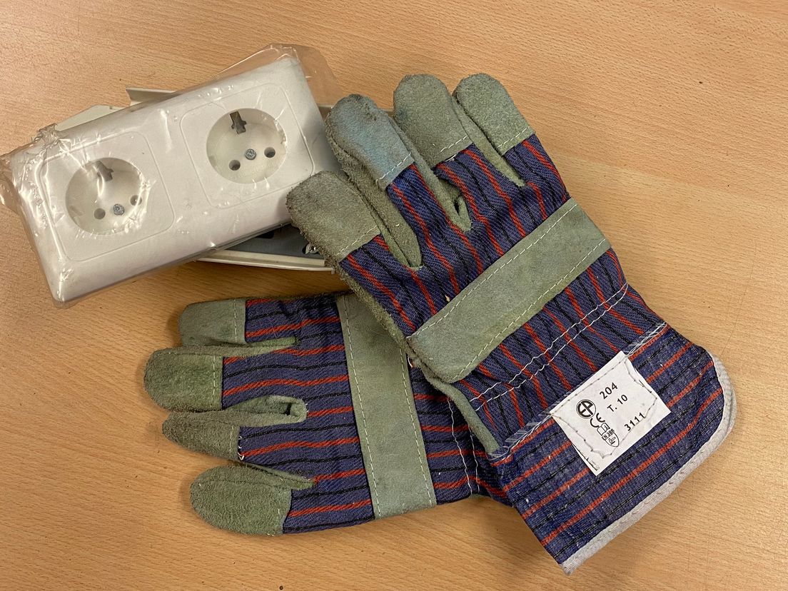 Handschoenen en contactdozen waren onderdeel van de buit