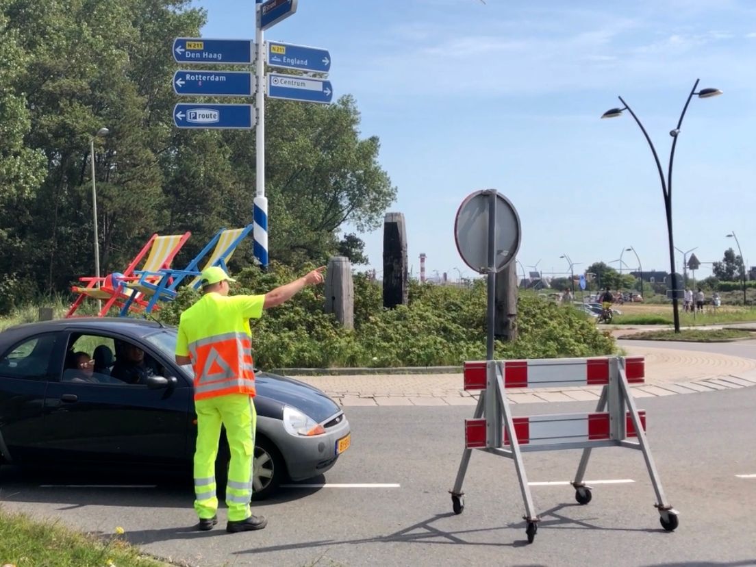Edwin Volger in gesprek met strandgangers
