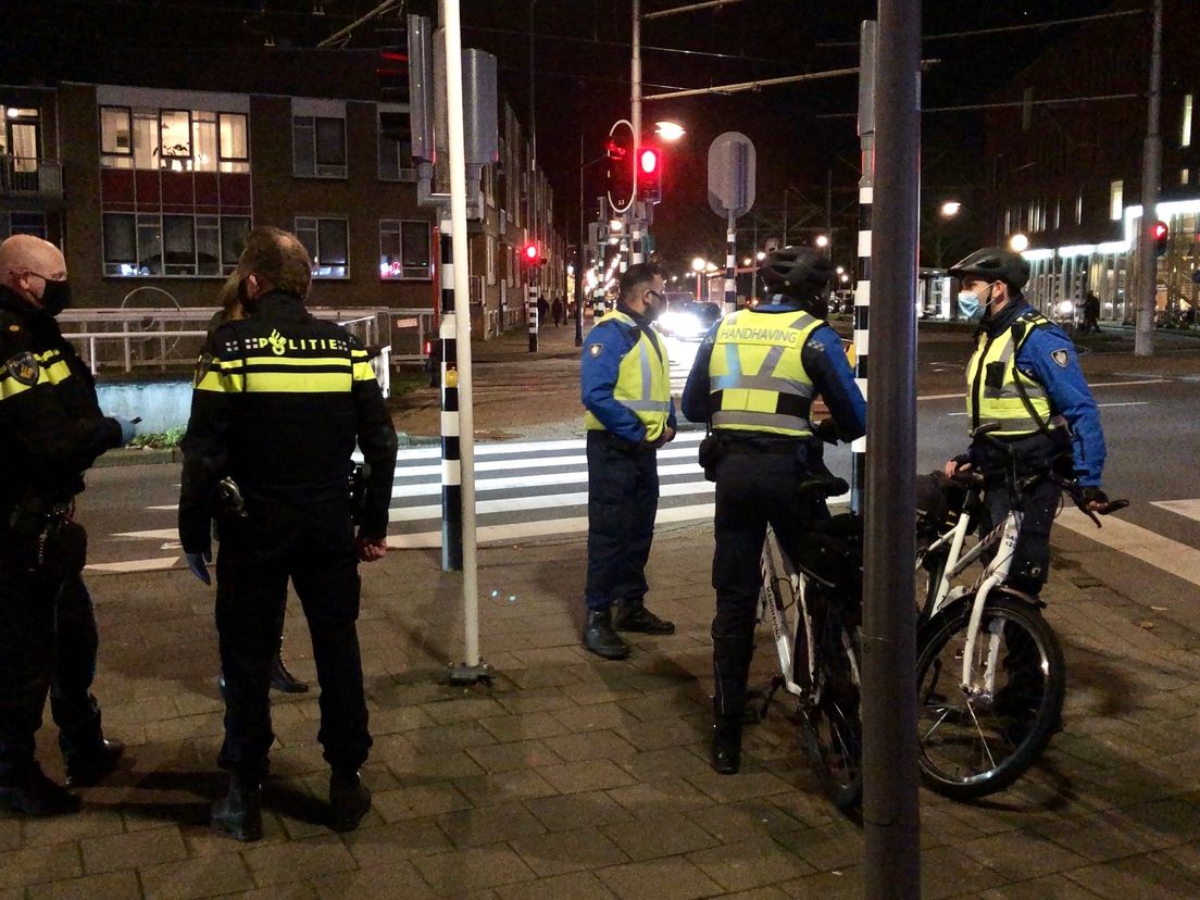 'Vijfenvijftig euro? Dat is wel heel erg!' Politie deelt boetes uit voor fietsen zonder