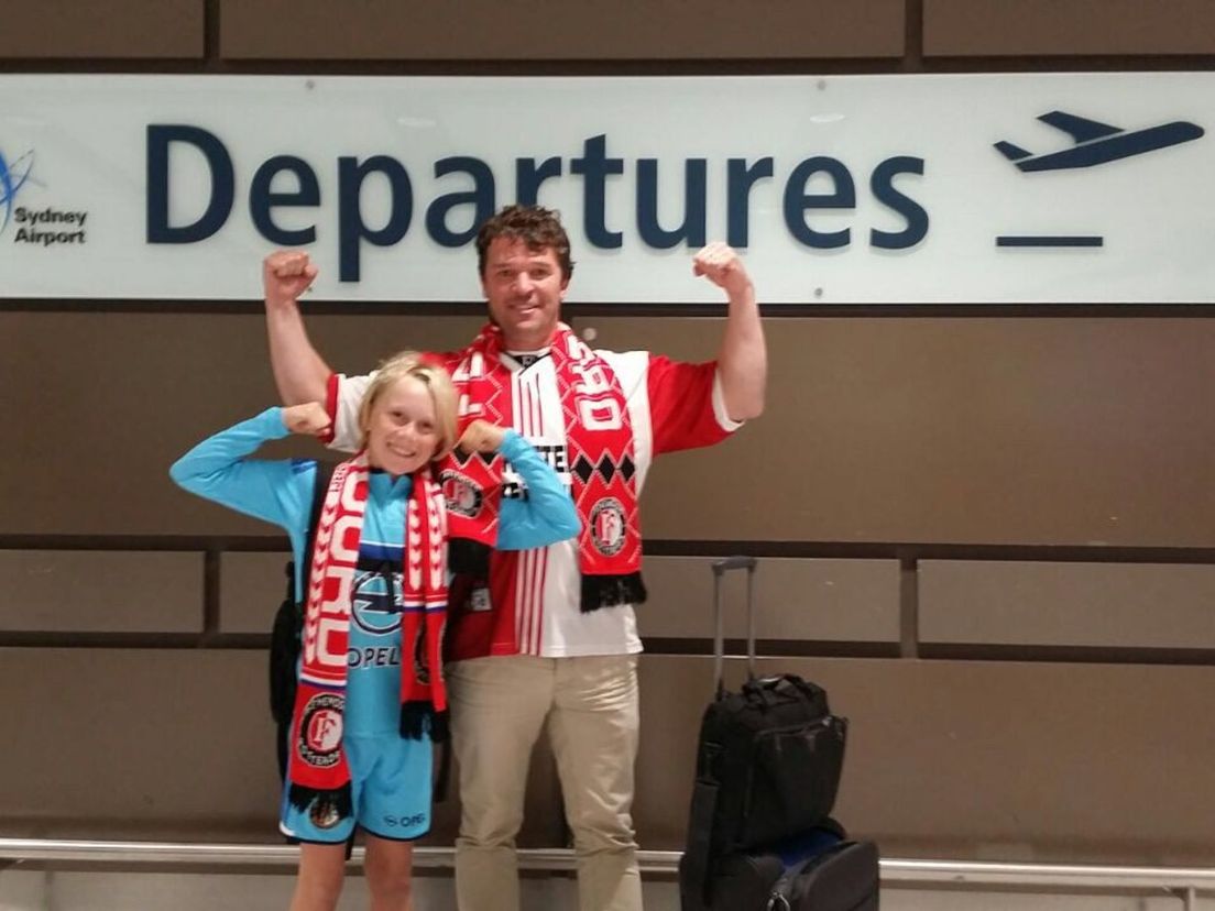 Dirk en zijn zoon Oliver vijf jaar geleden vanuit Sydney op weg naar het kampioenschap van Feyenoord