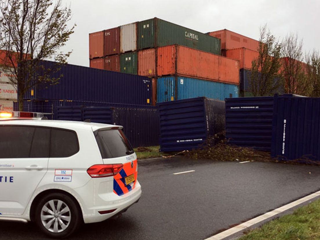 Omgewaaide containers op de Elbeweg.