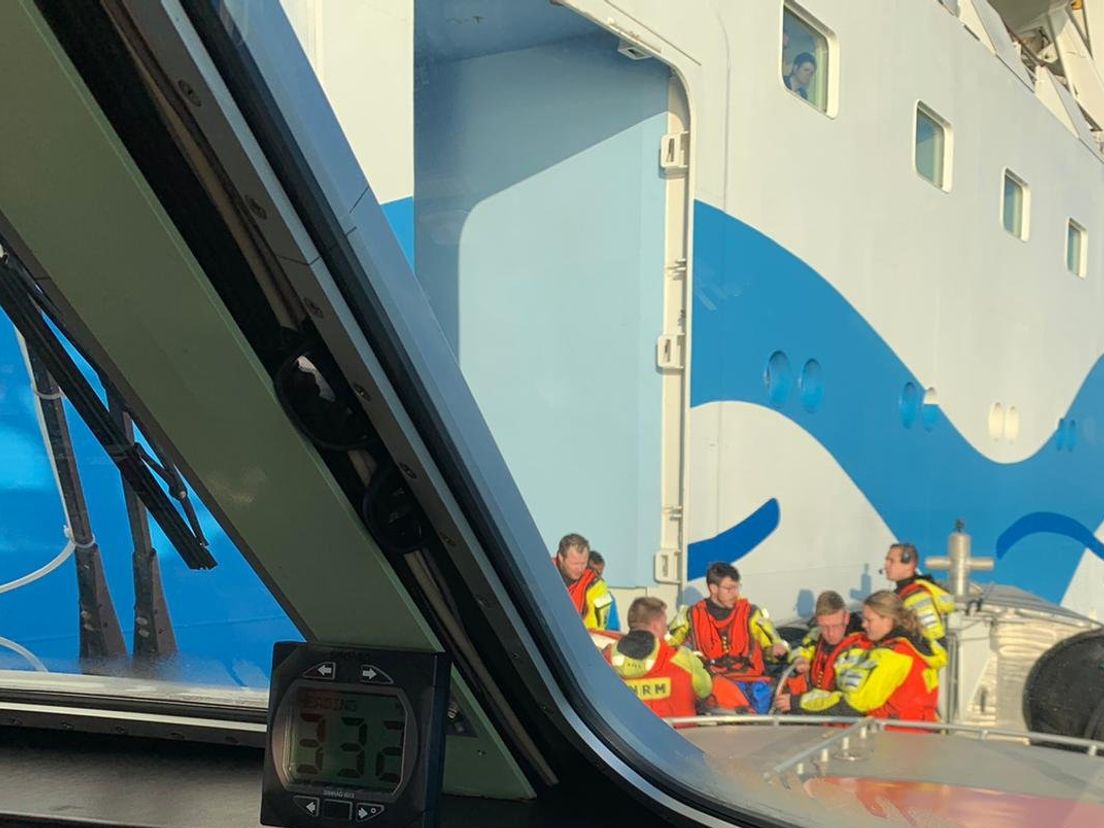 De reddingsmaatschappij haalt een gewonde passagier van een cruiseschip.