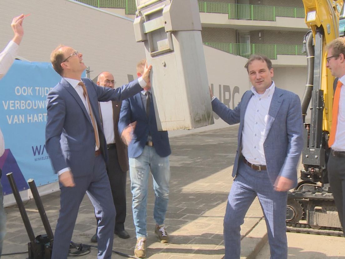 Burgemeester Schrijer geeft een parkeerautomaat een zetje